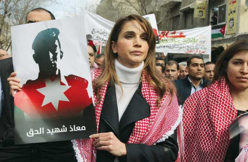 Jordan's Queen Rania holds a picture of executed Jordanian pilot Muath al-Kasasbeh, in Amman on February 6. (photo credit: REUTERS)