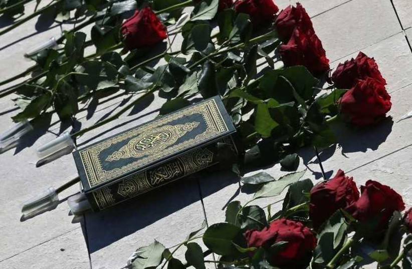 Roses and a Koran laid at the grave of former Prime Minister Rafik al-Hariri. (photo credit: REUTERS)