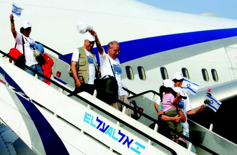 Des nouveaux immigrants descendent de l'avion à l'aéroport Ben Gourion (photo credit: REUTERS)