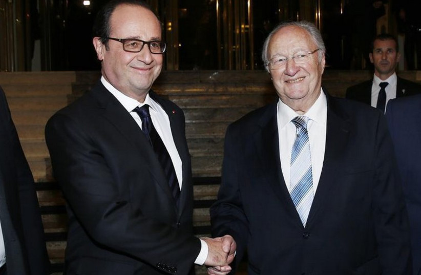 French President Francois Hollande (L) shakes hand with CRIF President Roger Cukierman (R) as he arrives for the 30th annual dinner held by the French Jewish Institutions Representative Council (photo credit: REUTERS)