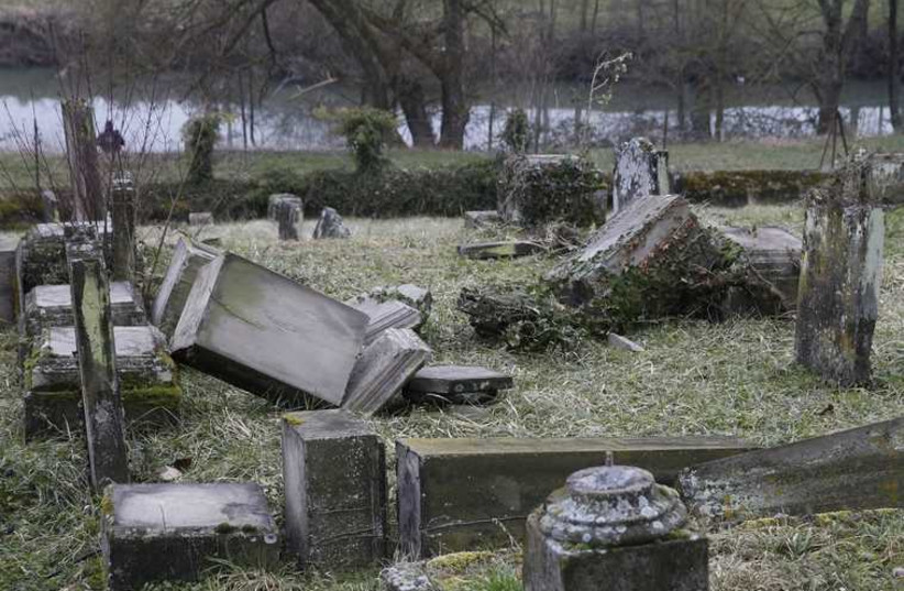 Une tombe profanée dans le cimetière de Sarre-Union (photo credit: REUTERS)