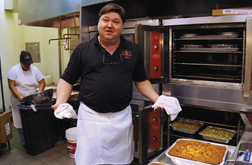 ZIGGY GRUBER makes kugel in the kitchen of Kenny and Ziggy’s in Houston, Texas (photo credit: COHEN MEDIA)