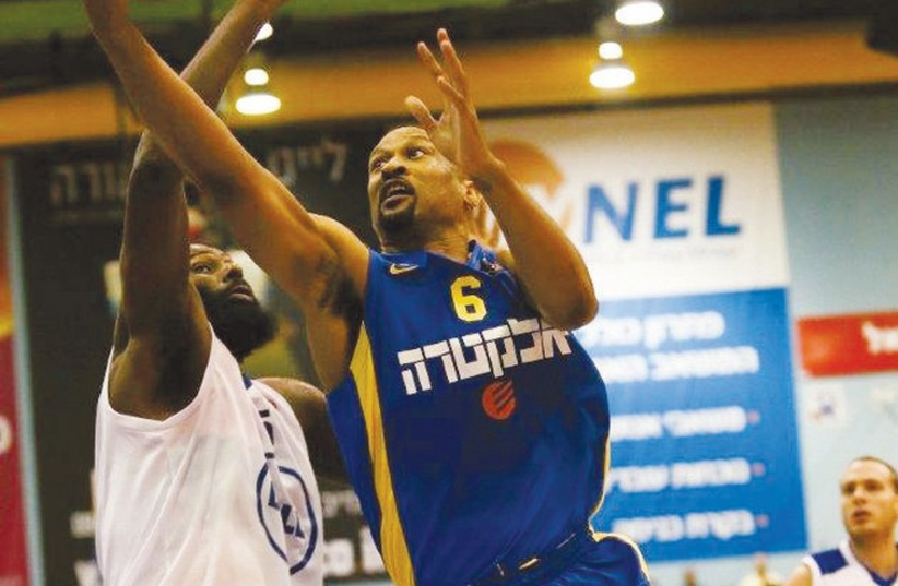 Maccabi Tel Aviv forward Devin Smith was sensational for the yellow-and-blue once more last night, scoring 34 points in his team’s tight 93-91 win at Bnei Herzliya. (photo credit: ODED KARNI/BSL)