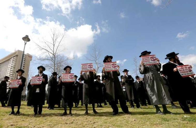 Haredi protesters gather in front of the US Consulate General in Jerusalem to protest Prime Minister Benjamin Netanyahu’s speech to US Congress (photo credit: MARC ISRAEL SELLEM/THE JERUSALEM POST)