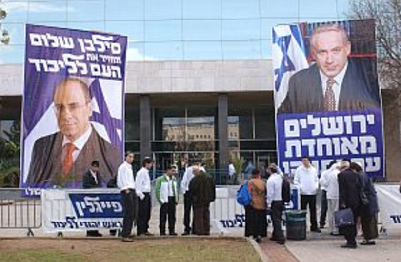 bibi, shalom banners 298 (photo credit: Ariel Jerozolimski)
