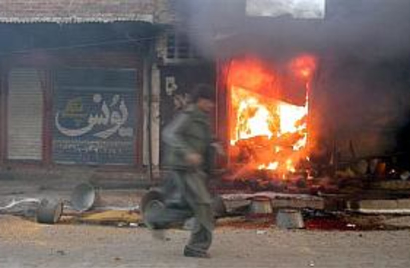 Pakistan bomb 298.88 (photo credit: AP)