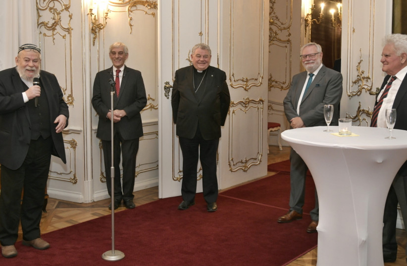 Uskup Agung Republik Ceko Merayakan Tu Bishvat di Praha