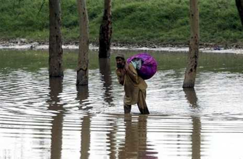 Pakistan Flood 3B (credit: Associated Press)