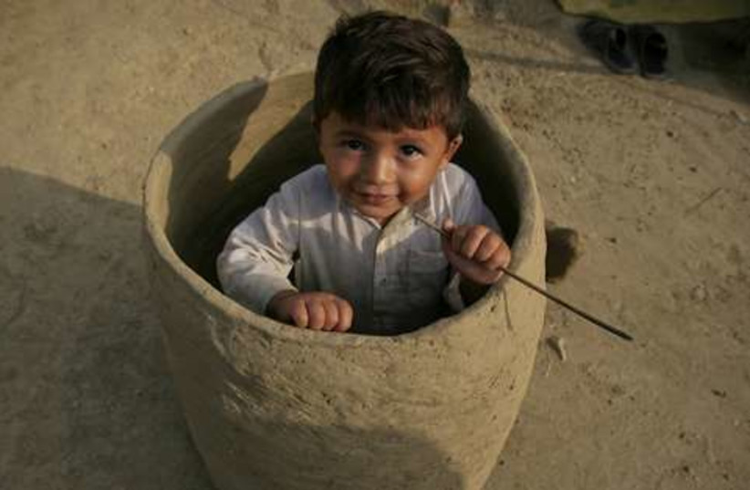 small boy in Pakistan 521 (credit: 	 REUTERS/Stringer Pakistan)