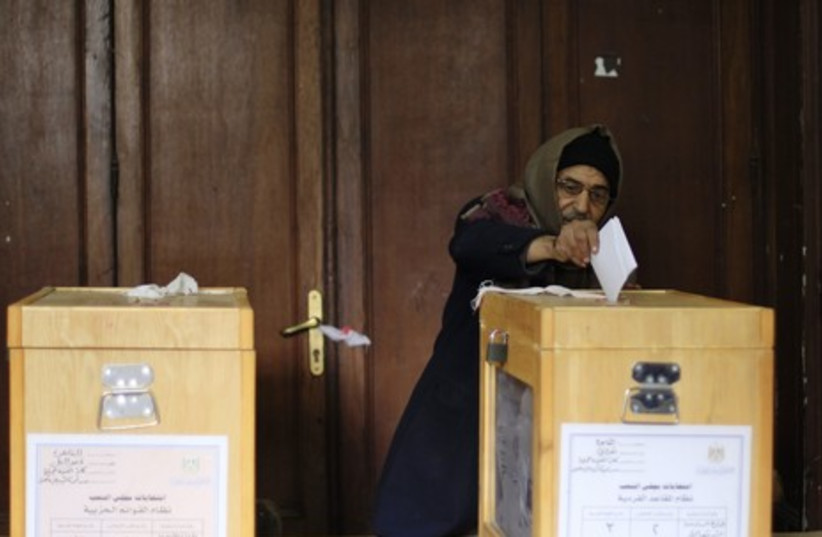 Egyptians man votes 465