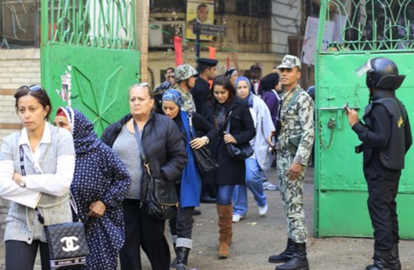 Egyptians voting 465