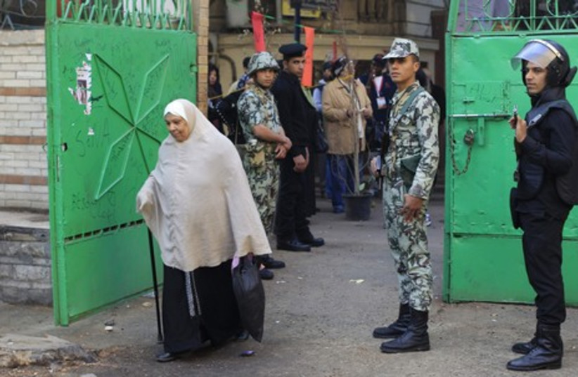 Egyptians voting 465 R