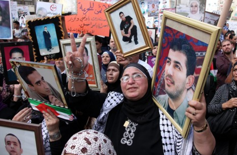Palestinian woman protesting in Ramllah (a)