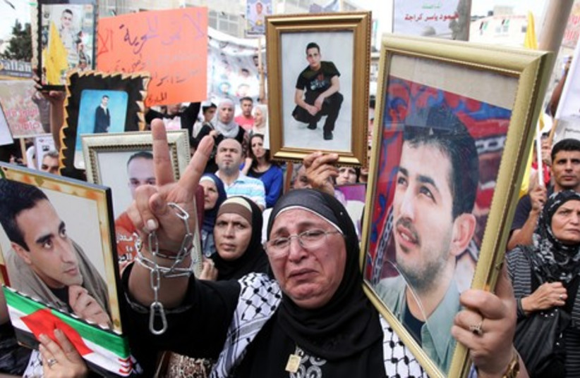 Palestinian woman protesting in Ramllah (b)