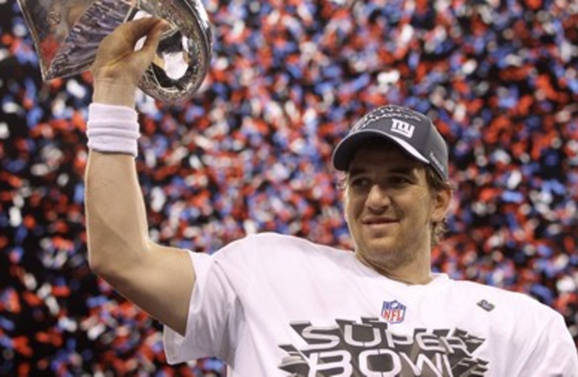 Giants quarterback Manning holds the Vince Lombardi Trophy