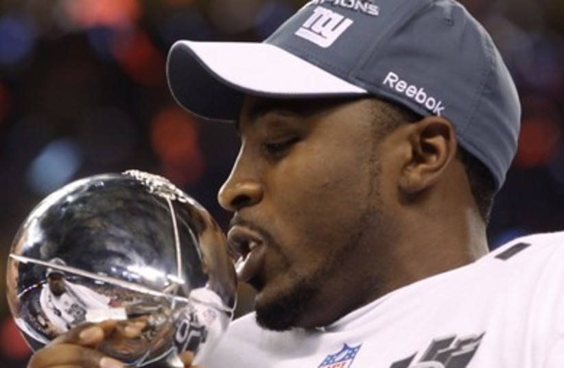 New York Giants wide receiver Hakeem Nicks kisses trophy