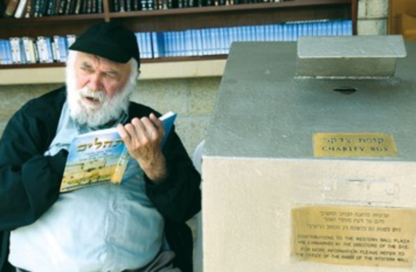 Elderly Israeli man reads psalms 390 (credit: Marc Israel Sellem)