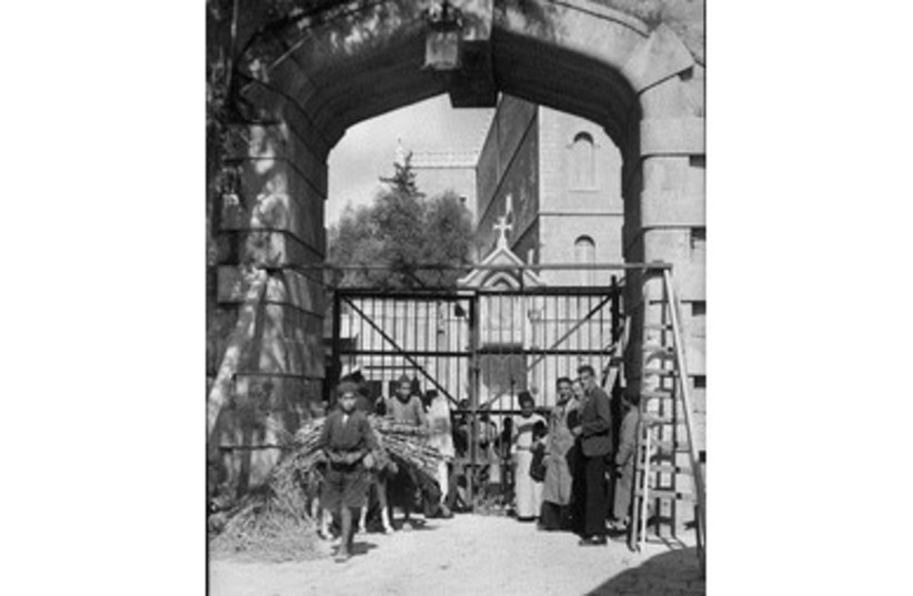 Iron gates restricted passage through the New Gate in 1937