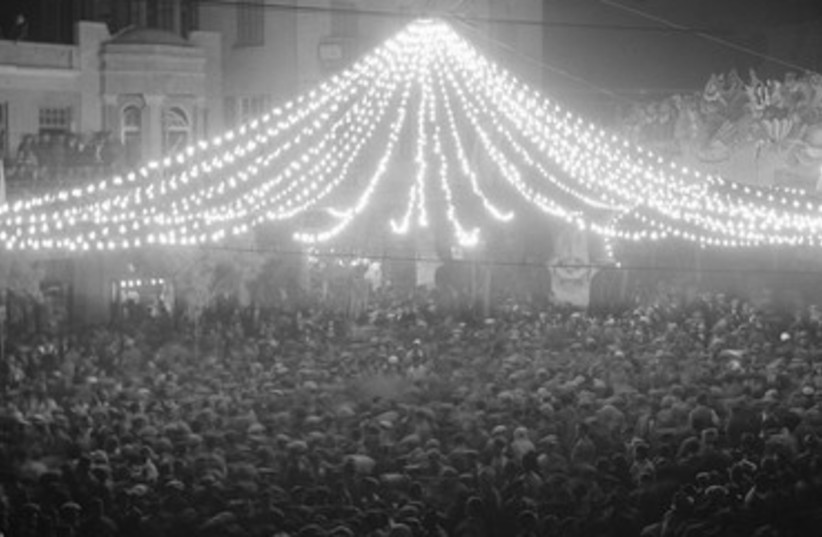 1934: Mass celebrations at Tel Aviv's Purim carnival