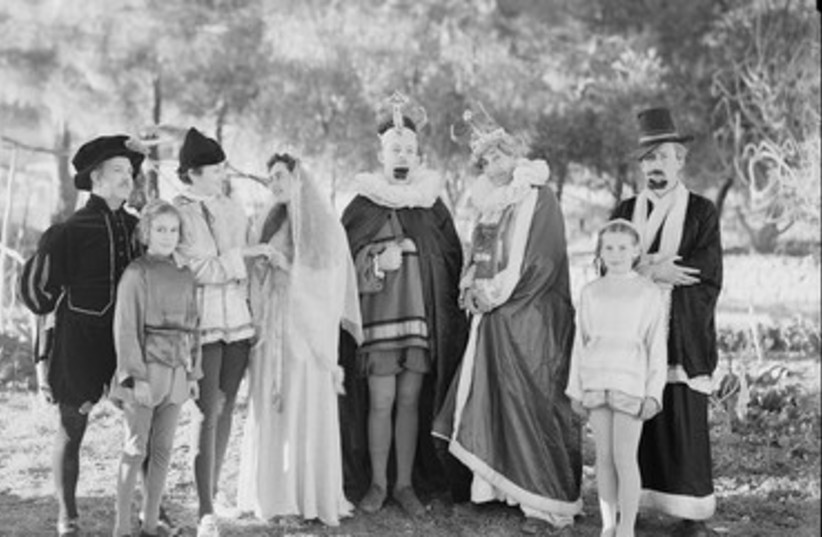 1940: Jerusalem Drama Society in costume