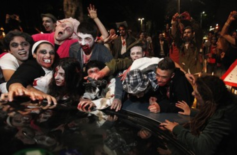 Youths take part in annual Tel Aviv Zombia march 