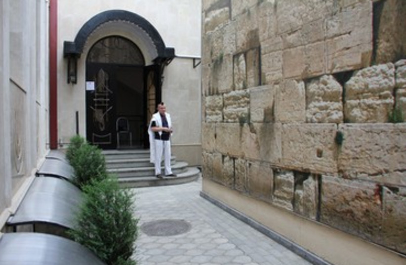 The entrance to the synagogue in Tbilisi