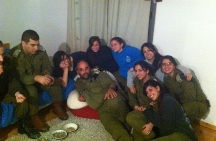 Bezaleli poses with group of IDF soldiers