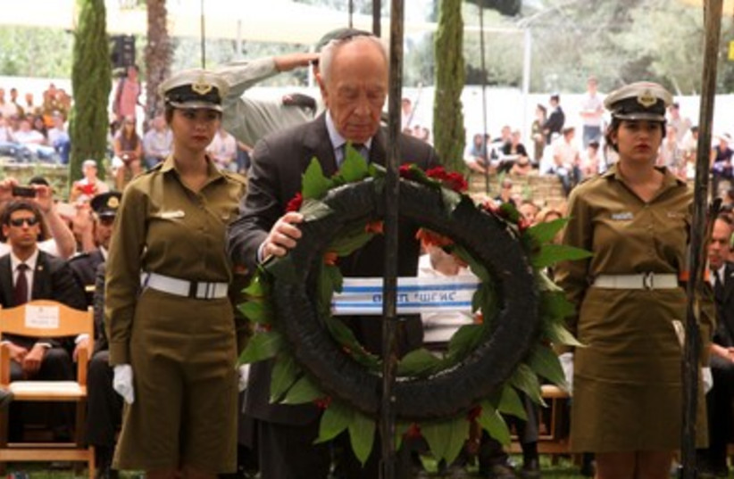 President Peres lays a wreath in Mt. Herzl ceremony