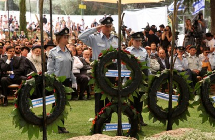 Police chief Danino lays a wreath in Mt. Herzl ceremony