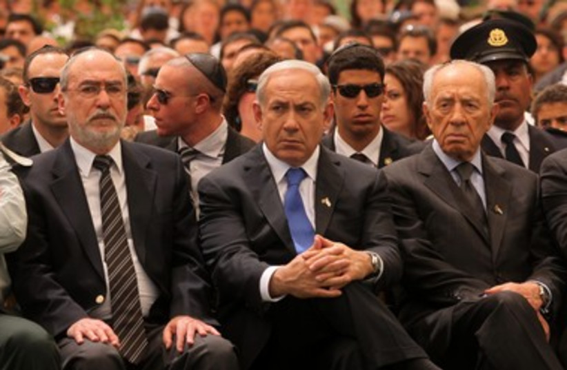 Netanyahu (C), Peres (R) look on in Mt. Herzl ceremony