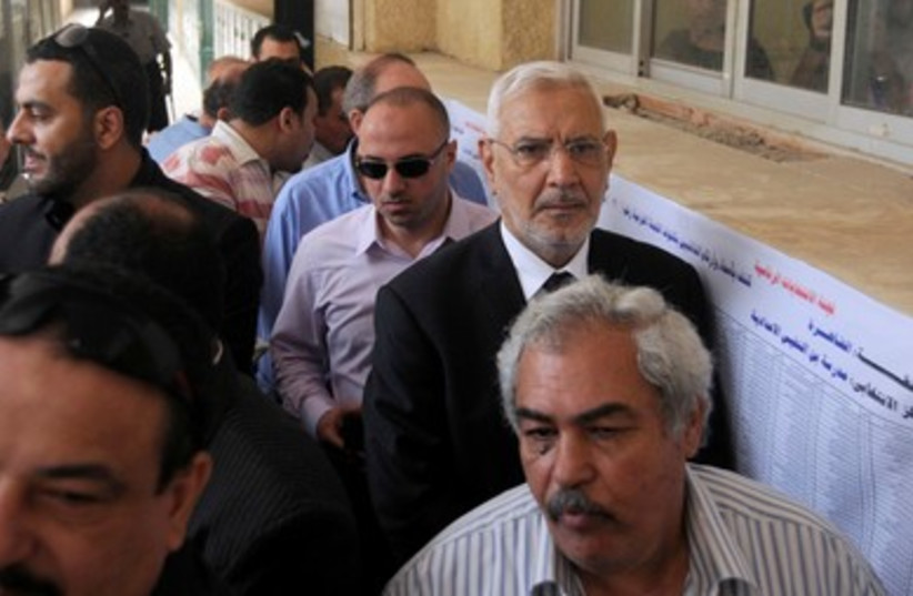 Presidential candidate Fotouh waits in line