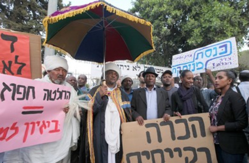 Ethiopians demonstrating against discrimination in J'lem