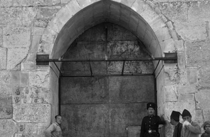 Sealed gate (1938)