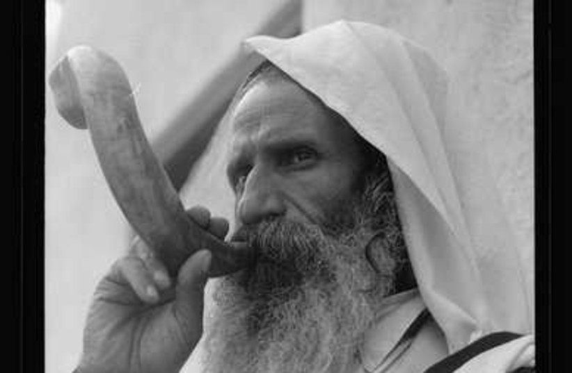 Yemenite Jew blowing the shofar (circa 1935)