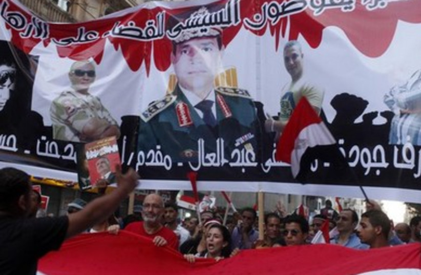 Anti-Morsi protesters with Sisi poster 390