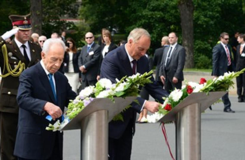 Israeli President Peres with Latvia President Riga