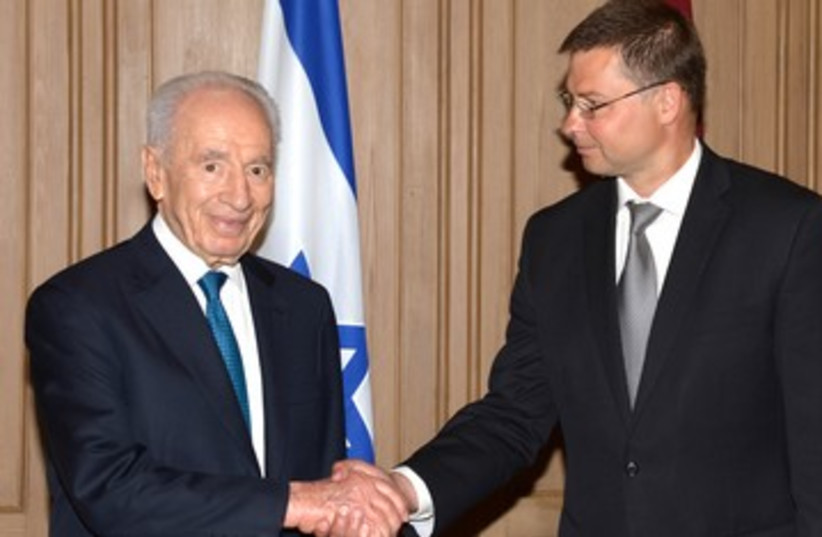 Israel President Peres and Latvia Prime Minister Dombrovskis