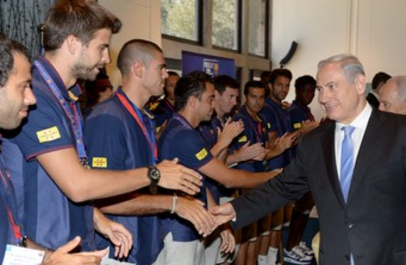 Prime Minister Binyamin Netanyahu greets FC Barcelona 37 150