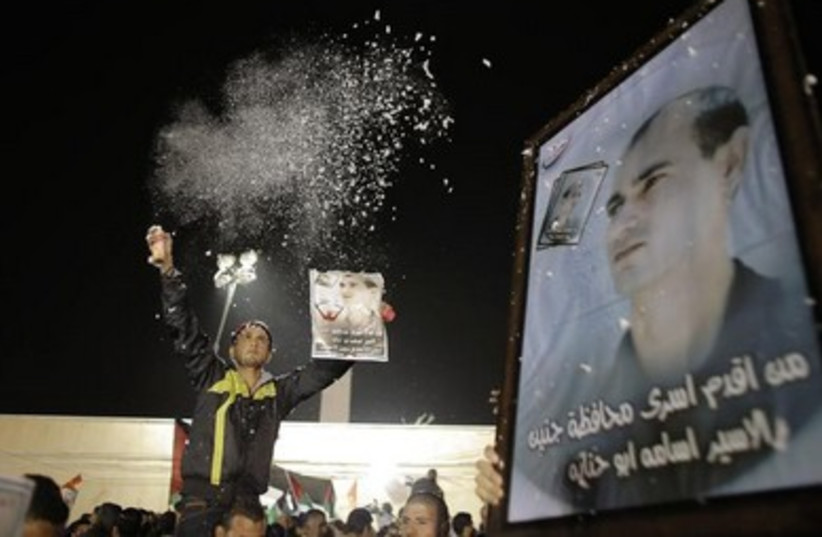 Palestinians celebrate prisoner release October 30, 2013 390