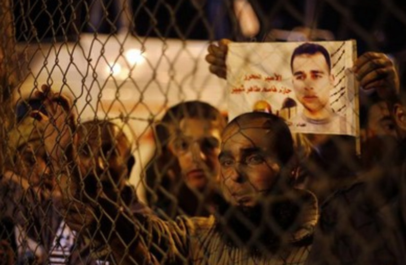 Palestinians celebrate prisoner release 390