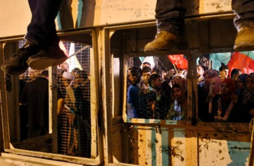 Palestinians await prisoner release 390