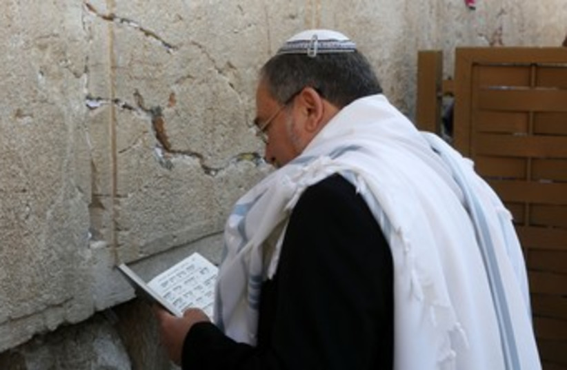 Liberman prays at Western Wall 370