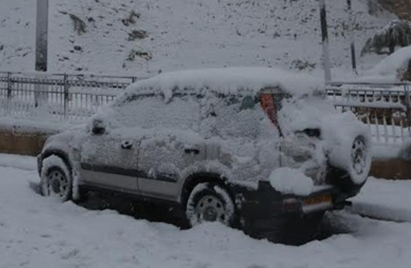 Car in snow Jerusalem 390