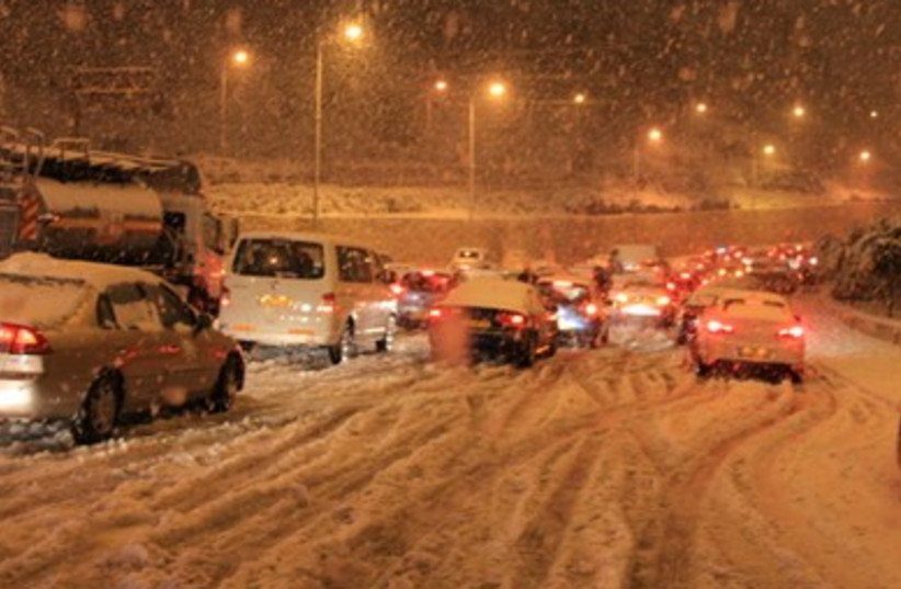 Cars stuck in snow Jerusalem 390