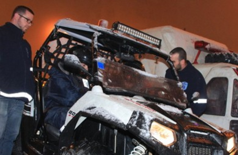Rescue workers snow Jerusalem snow390