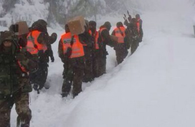IDF troops help Jerusalem dig out of snowstorm 390