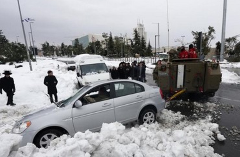 IDF troops help a stranded driver in Jerusalem 390