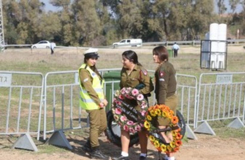 Soldiers with wreaths prior to Ariel Sharon's burial