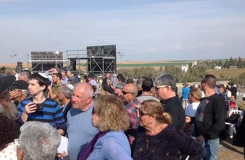 Israelis arrive at Sharon's funeral in the Negev 