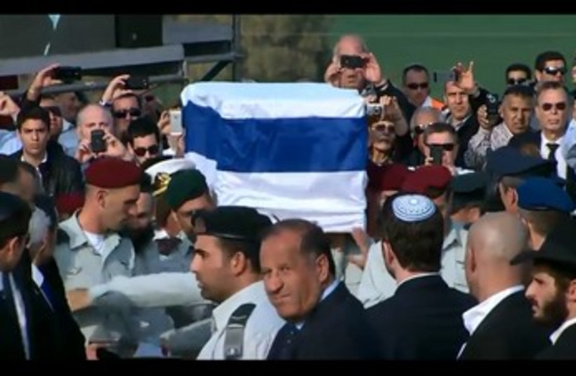 Coffin of Ariel Sharon arrives at burial 